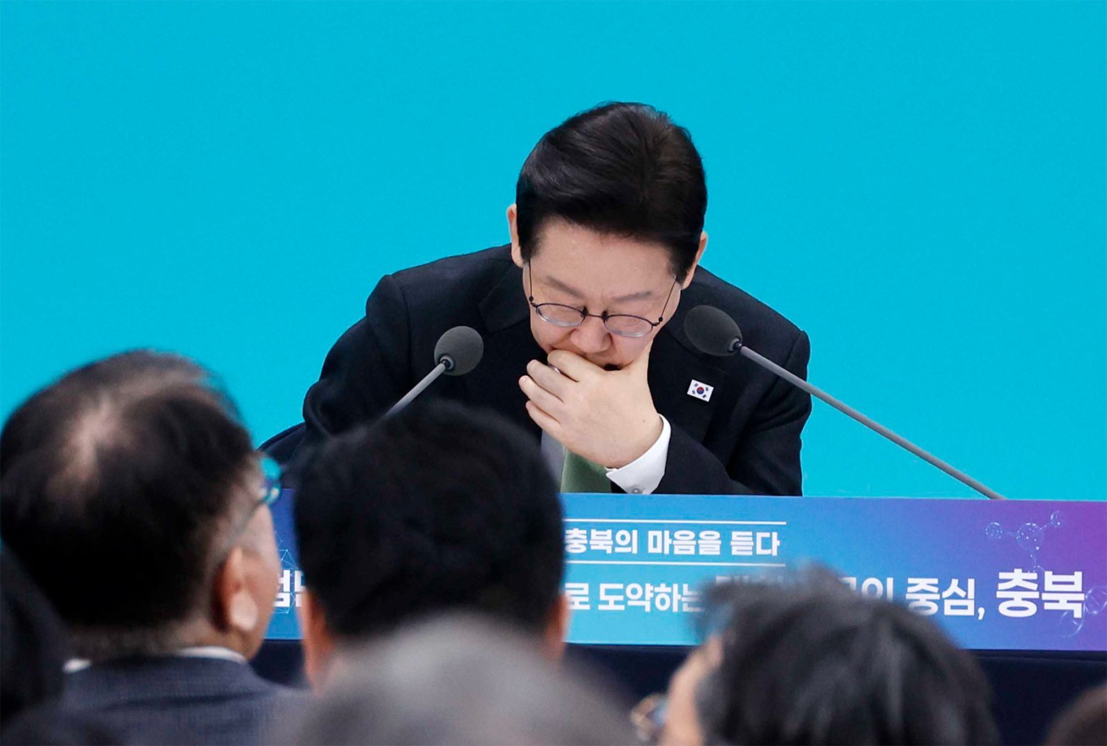 이재명 대통령이 13일 충북 청주 오스코에서 열린 ‘충북의 마음을 듣다’ 타운홀미팅 간담회에서 김윤덕 국토부장관의 보고를 경청하고 있다. 2026.3.13. 청와대사진기자단