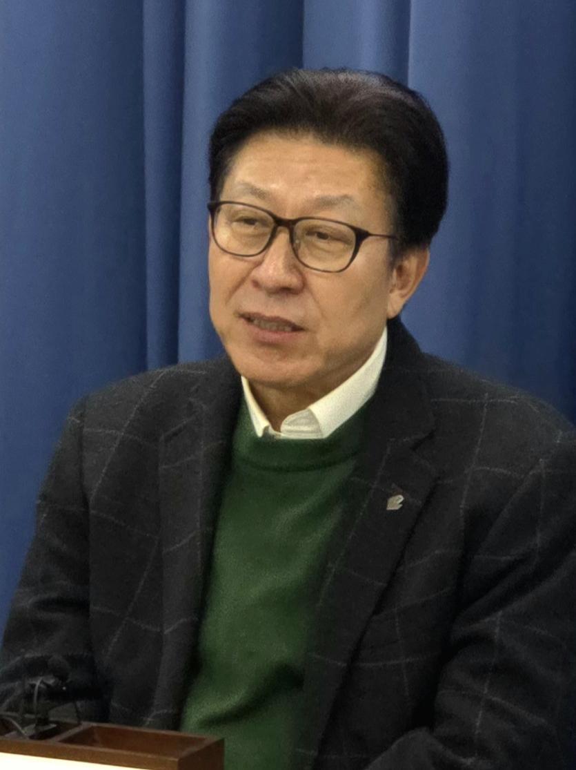 공관위가 박형준 부산시장에 대한 컷오프도 논의한 것으로 알려진 가운데 박 시장이 이날 부산시청에서 공관위 논의에 반발하는 기자회견을 하고 있다. 뉴스1