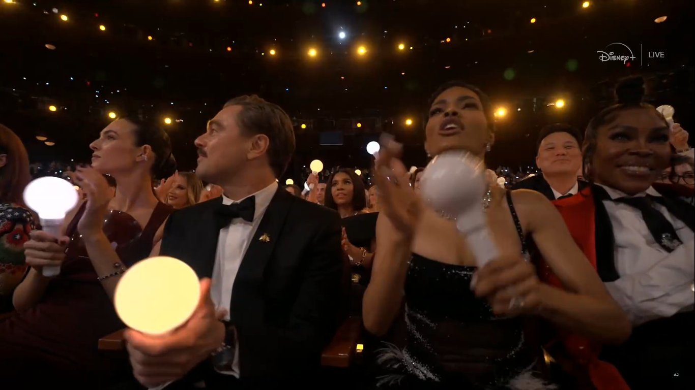 응원봉 흔드는 디캐프리오 ‘케이팝 데몬 헌터스’의 ‘골든’ 특별공연에서 리어나도 디캐프리오(왼쪽에서 두 번째) 등 할리우드 배우들이 객석에서 응원봉을 흔들며 무대를 즐기고 있다. 사진 출처 넷플릭스 X(옛 트위터)