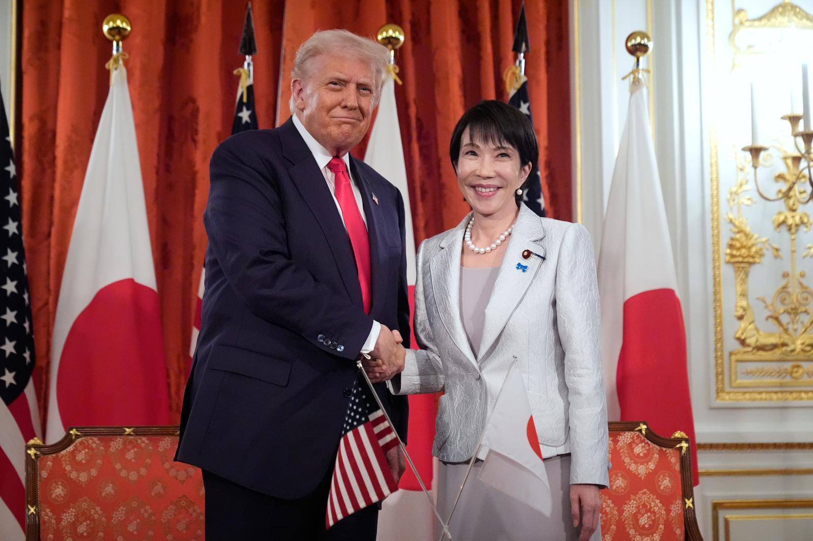 [도쿄=AP/뉴시스] 일본 정부가 이란이 사실상 봉쇄하고 있는 호르무즈 해협을 둘러싸고 자위대 파견 가능성에 대한 검토에 착수했다고 아사히신문이 17일 보도했다. 사진은 도널드 트럼프(왼쪽) 미국 대통령과 다카이치 사나에 일본 총리가 지난해 10월 28일 일본 도쿄 모토아카사카 영빈관에서 희토류 공급망 협정서에 서명하면서 악수하고 있다는 모습 2026.03.17.