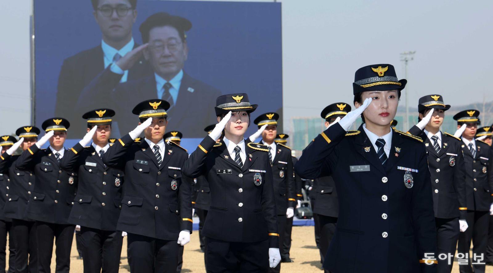 이재명 대통령이 17일 충남 아산 경찰대학교에서 열린 신임 경찰 경위·경감 임용식에서 참석자들의 경례를 받고 있다. 김재명 기자 base@donga.com