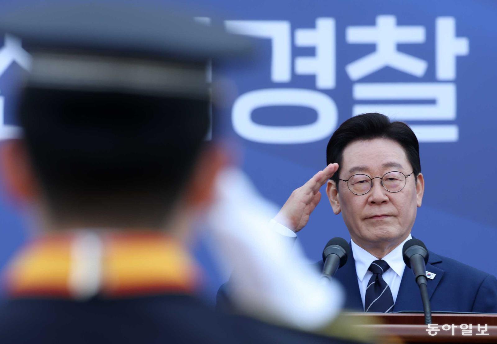 이재명 대통령이 17일 충남 아산 경찰대학에서 열린 신임 경찰 경위·경감 임용식에서 참석자들의 경례를 받고 있다. 아산=김재명 기자 base@donga.com