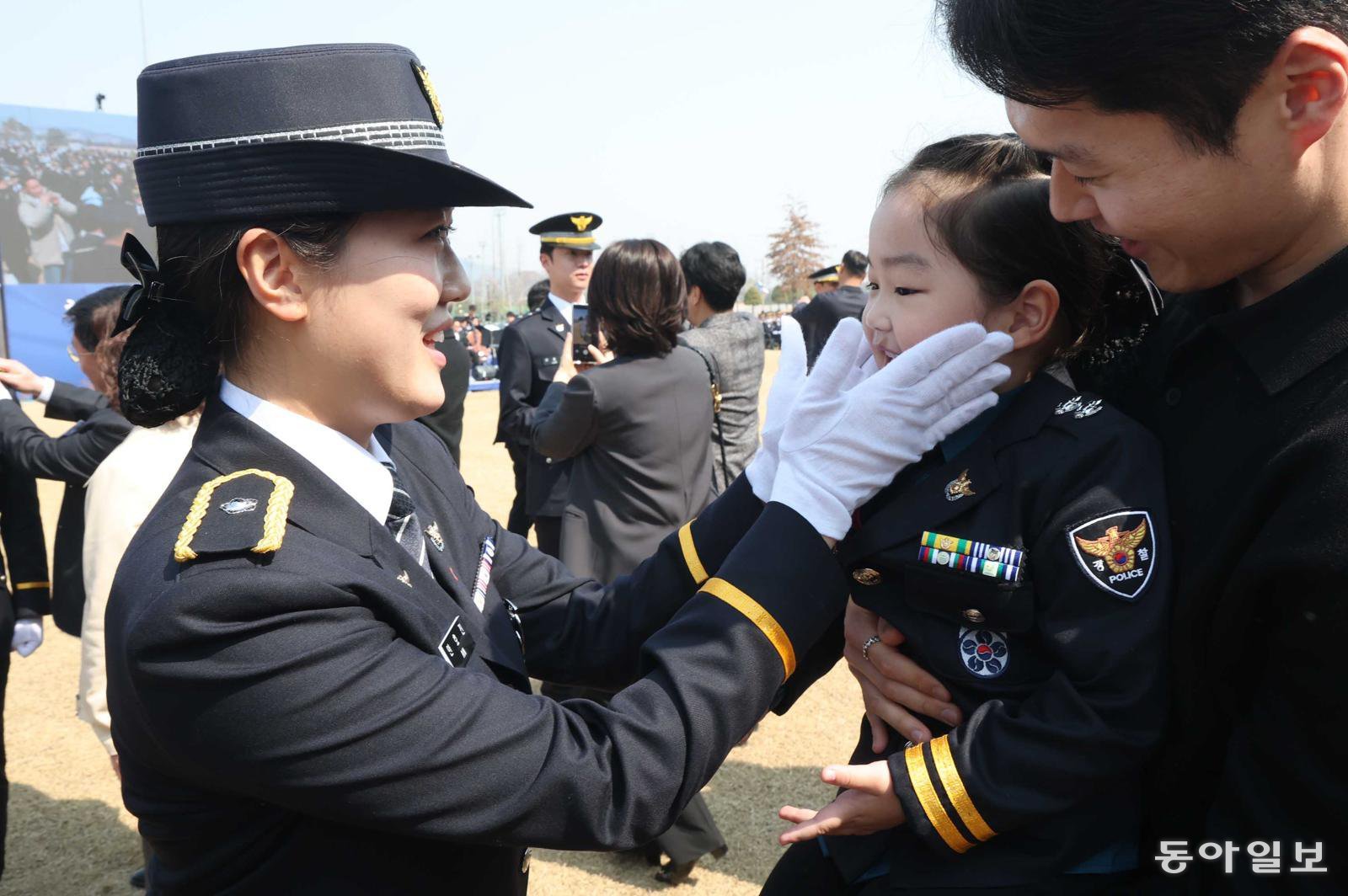 17일 충남 아산 경찰대학교에서 열린 신임 경찰 경위·경감 임용식에서 신임 경찰이 가족의 축하를 받고 있다.  아산=김재명 기자 base@donga.com