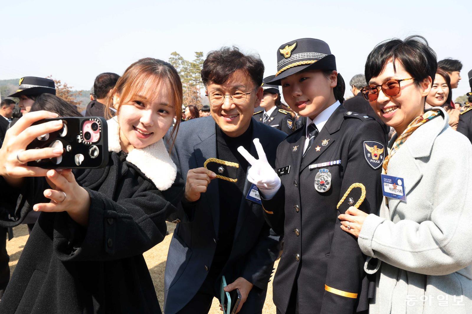 17일 충남 아산 경찰대학교에서 열린 신임 경찰 경위·경감 임용식에서 신임 경찰이 가족과 기념촬영을 하고 있다. 아산=김재명 기자 base@donga.com