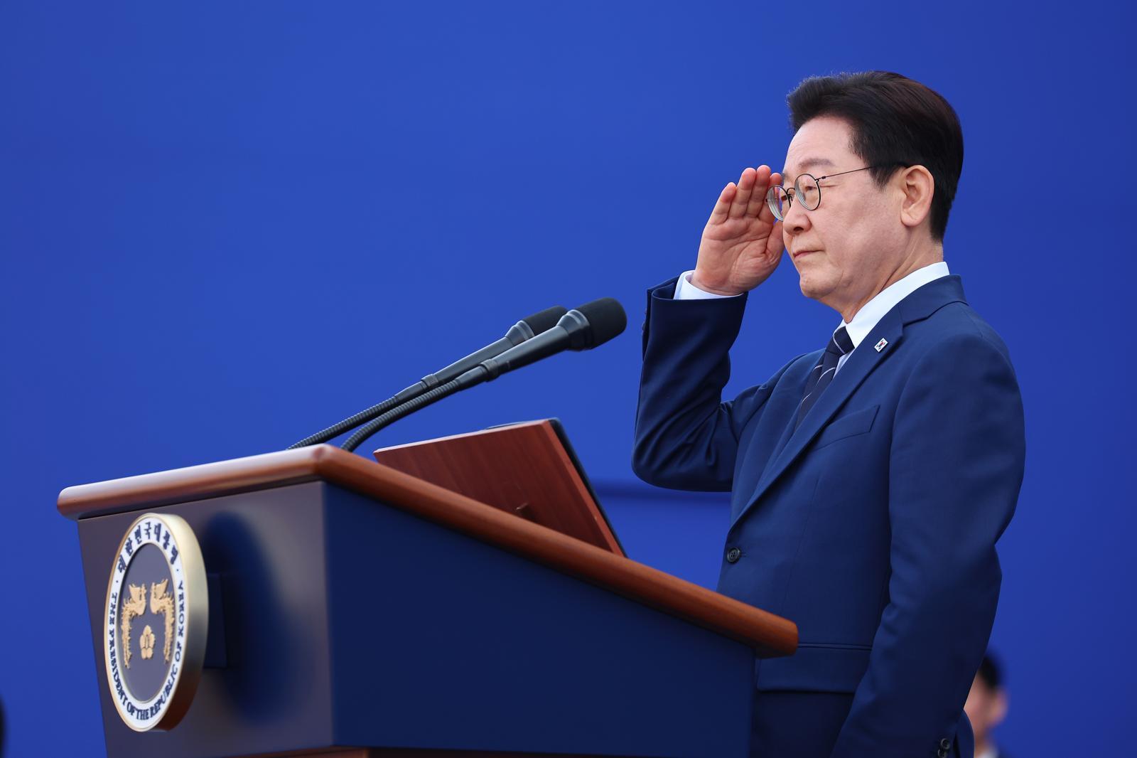 이재명 대통령이 17일 충남 아산시 경찰대학에서 열린 신임 경찰 경위·경감 임용식에서 신임 경찰관들의 경례를 받고 있다. 청와대통신사진기자단