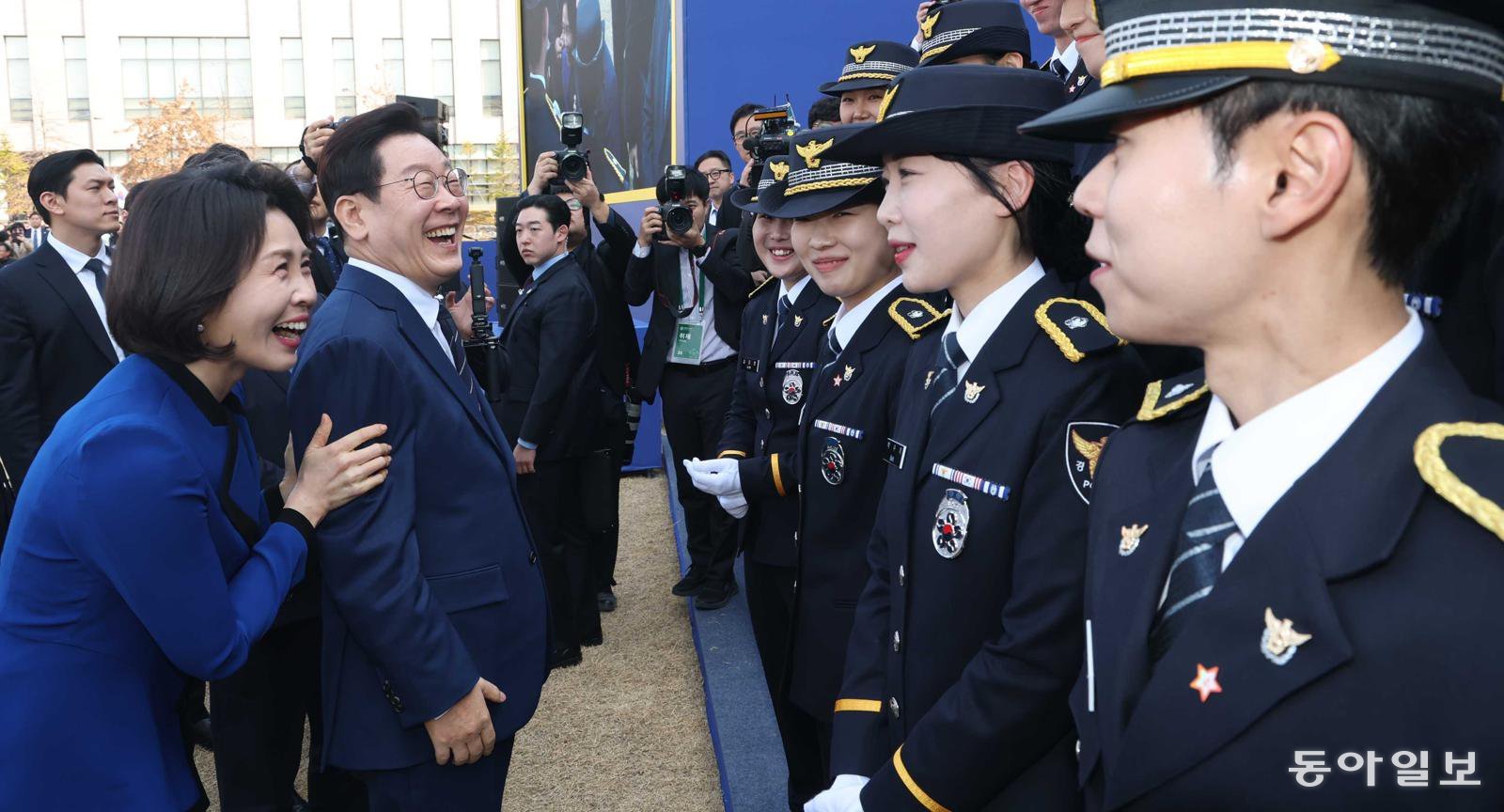 이재명 대통령과 김혜경 여사가 17일 충남 아산 경찰대학교에서 열린 신임 경찰 경위·경감 임용식에서 참석자들과 인사하고 있다. 아산=김재명 기자 base@donga.com