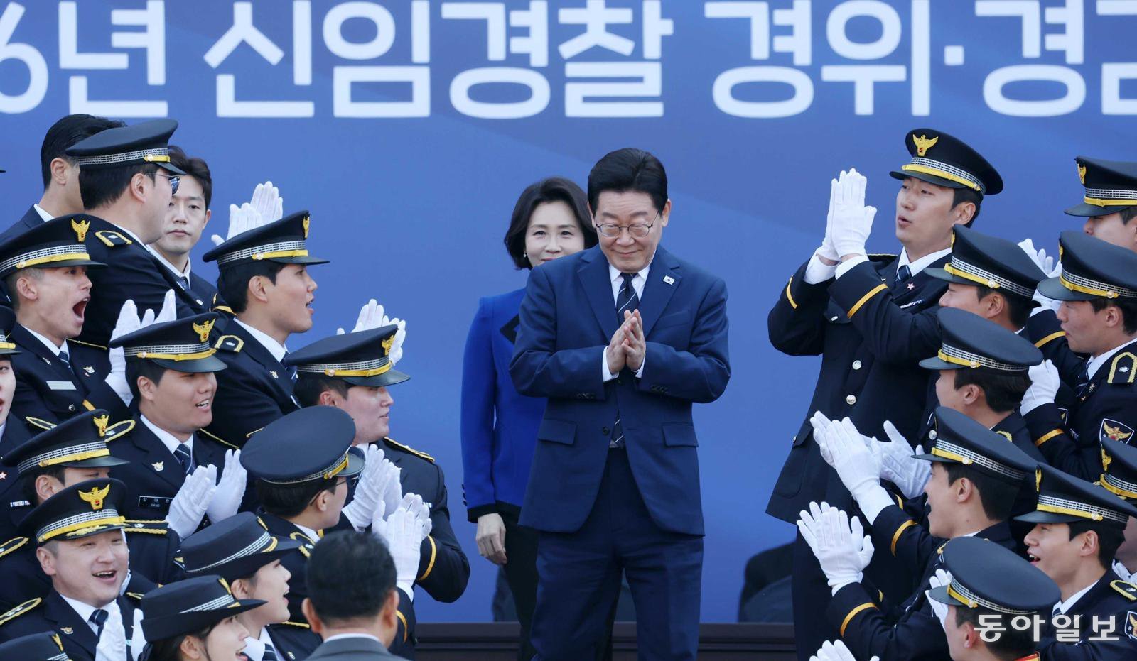 이재명 대통령과 김혜경 여사가 17일 충남 아산 경. 찰대학교에서 열린 신임 경찰 경위·경감 임용식에서 참석자들을 축하하고 있다. 아산=김재명 기자 base@donga.com