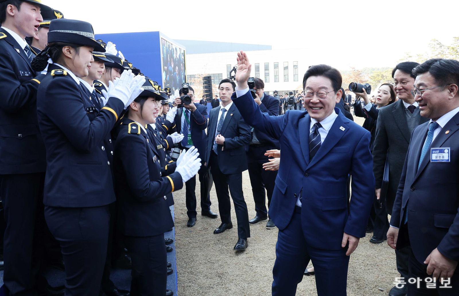 이재명 대통령과 김혜경 여사가 17일 충남 아산 경찰대학교에서 열린 신임 경찰 경위·경감 임용식에서 신임 경찰관들에게 인사를 하고 있다. 2026.03.17 청와대사진기자단