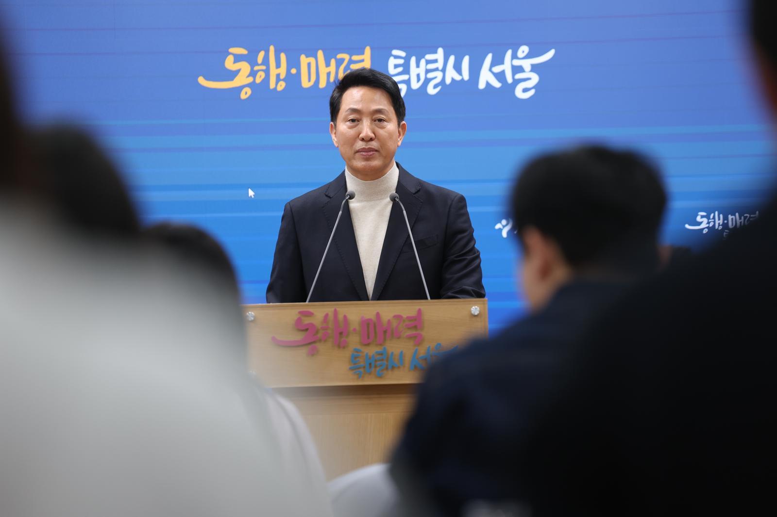 오세훈 서울시장이 6·3지방선거 국민의힘 서울시장 후보자 추가 공천 접수 마감일인 17일 오후 서울시청 브리핑룸에서 공천 신청과 관련한 입장을 밝히고 있다. 뉴스1