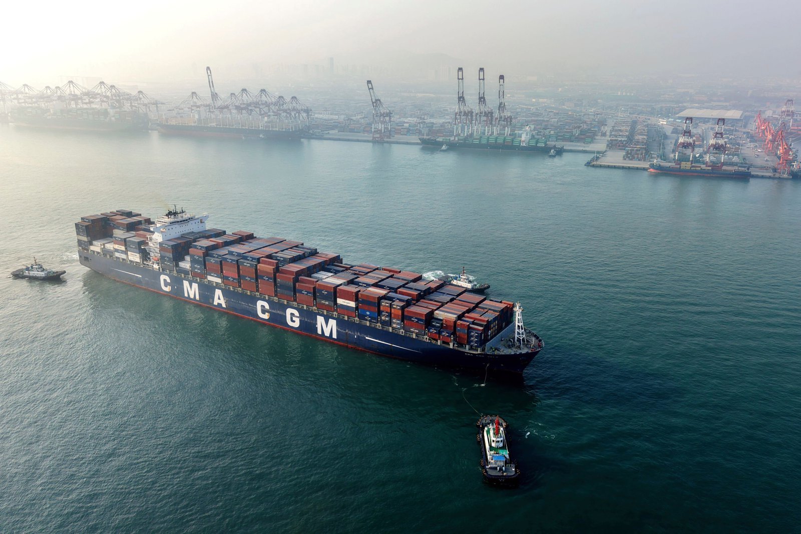 2025년 11월 30일, 중국 동부 산둥성 칭다오항 인근에서 CMA·CGM 컨테이너선이 이동하고 있다. AP/뉴시스