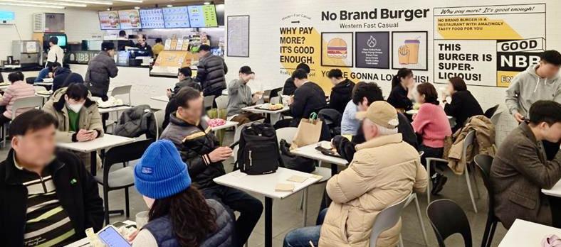 노브랜드 버거 매장을 찾은 고객들이 버거를 즐기고 있다.