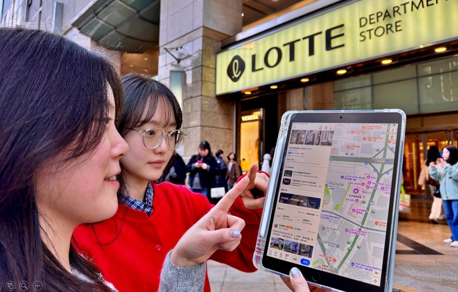 17일 서울 중구 롯데백화점 본점 앞에서 모델들이 중국 앱 ‘가오더디투’로 쇼핑 정보를 확인하고 있다. 롯데백화점 제공