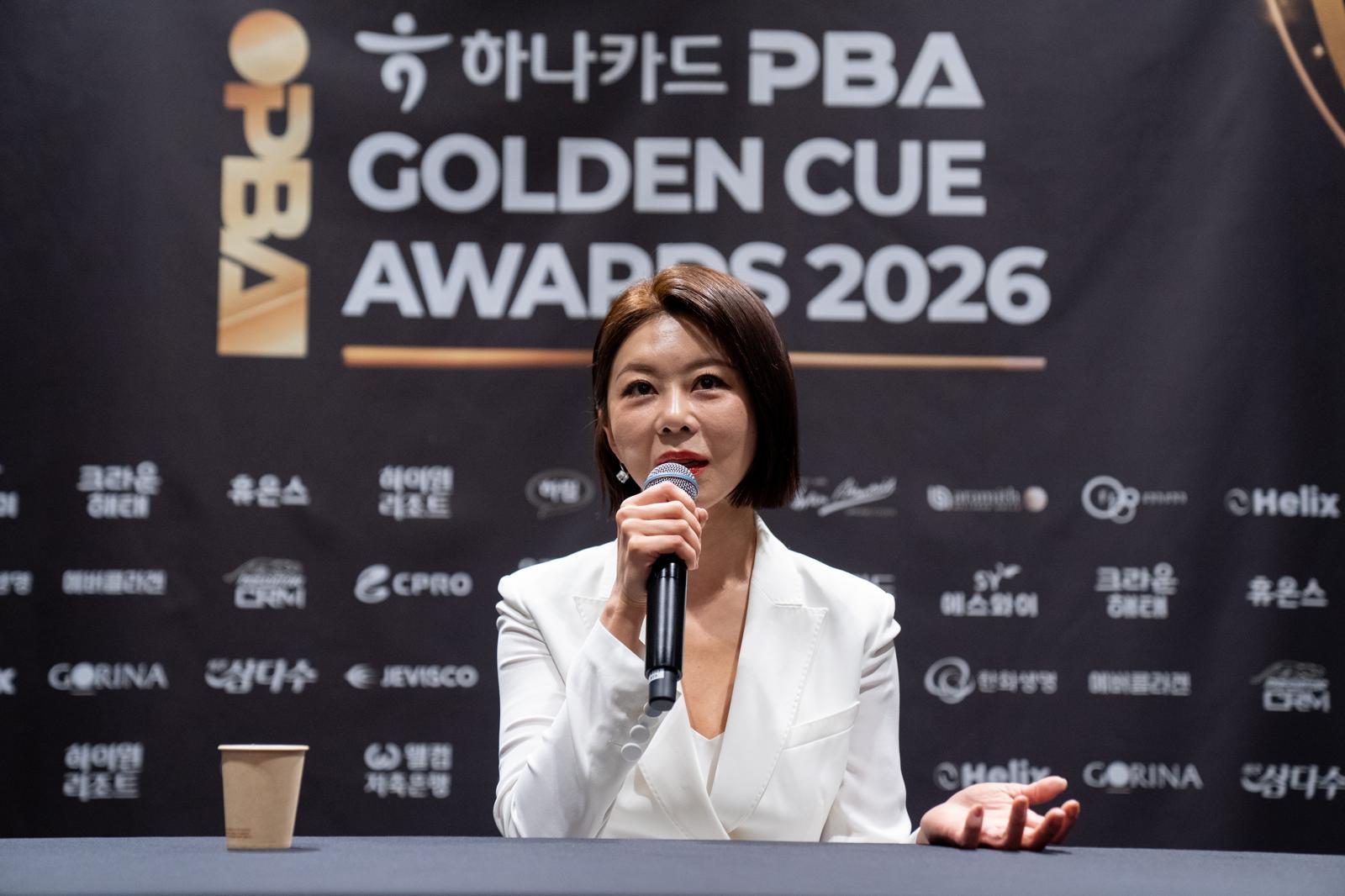 ‘당구 여제’ 김가영이 17일 서울 광진구 그랜드워커힐서울에서 열린 2025-26시즌 ‘하나카드 PBA 골든큐 어워즈’에 앞서 기자회견을 하고 있다. PBA 제공