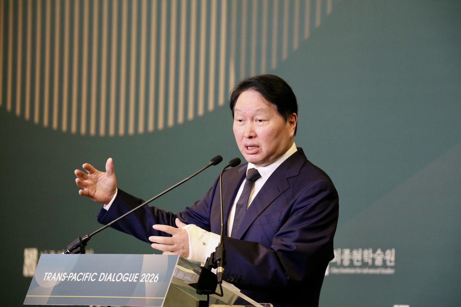 최태원 SK그룹 회장이 20일(현지 시간) 미국 워싱턴DC에서 열린 최종현학술원의 ‘트랜스 퍼시픽 다이얼로그(TPD) 2026’에서 환영사를 하고 있다. 워싱턴공동취재단