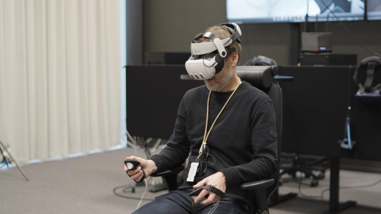 VR 디자인룸에서 가상의 디자인 완성본을 살펴보는 디자이너의 모습 / 출처=지커