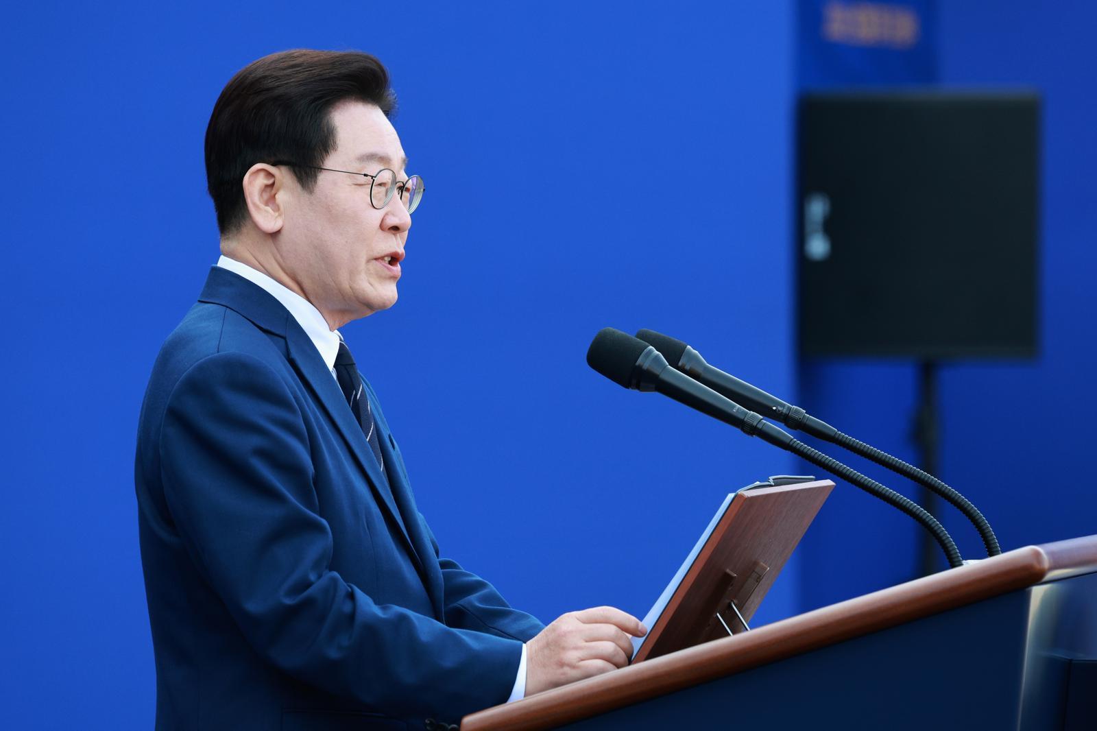 이재명 대통령이 17일 충남 아산 경찰대학 본관 앞 잔디광장에서 열린 신임 경찰 경위·경감 임용식에서 축사를 하고 있다. 청와대통신사진기자단