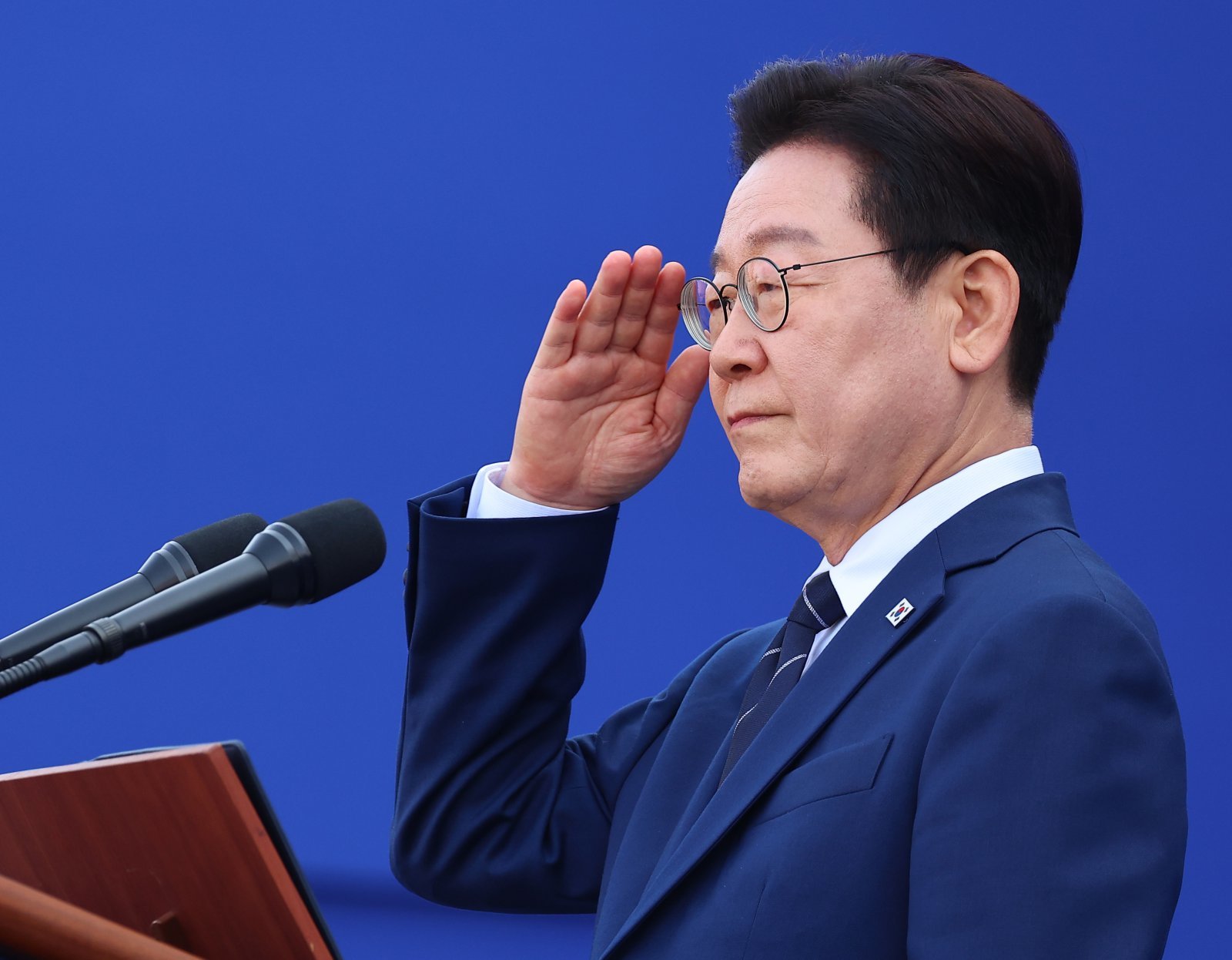 이재명 대통령이 17일 충남 아산시 경찰대학에서 열린 신임 경찰 경위·경감 임용식에서 신임 경찰관들의 경례를 받고 있다. (청와대통신사진기자단) 2026.3.17 ⓒ 뉴스1