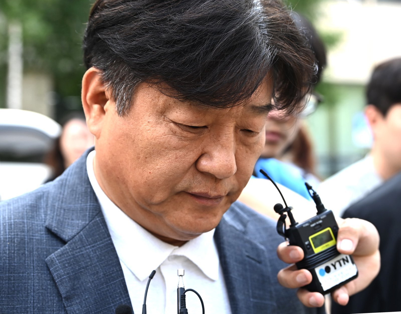 지난해 7월 24일 대출 사기 등 혐의를 받는 양문석 당시 더불어민주당 의원이 경기 수원시 영통구 수원지방법원에서 열린 항소심 선고공판에서 당선무효형을 선고 받은 뒤 법원을 나서고 있다. 뉴시스