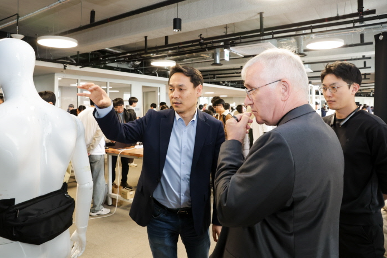 조규진 서울대 기계공학부 교수(왼쪽)가 헨릭 크리스텐슨 UC샌디에이고 교수(오른쪽)에게 서울대 학생이 개발한 웨어러블 로봇에 대해 설명하고 있다. 사진=서울대학교 제공