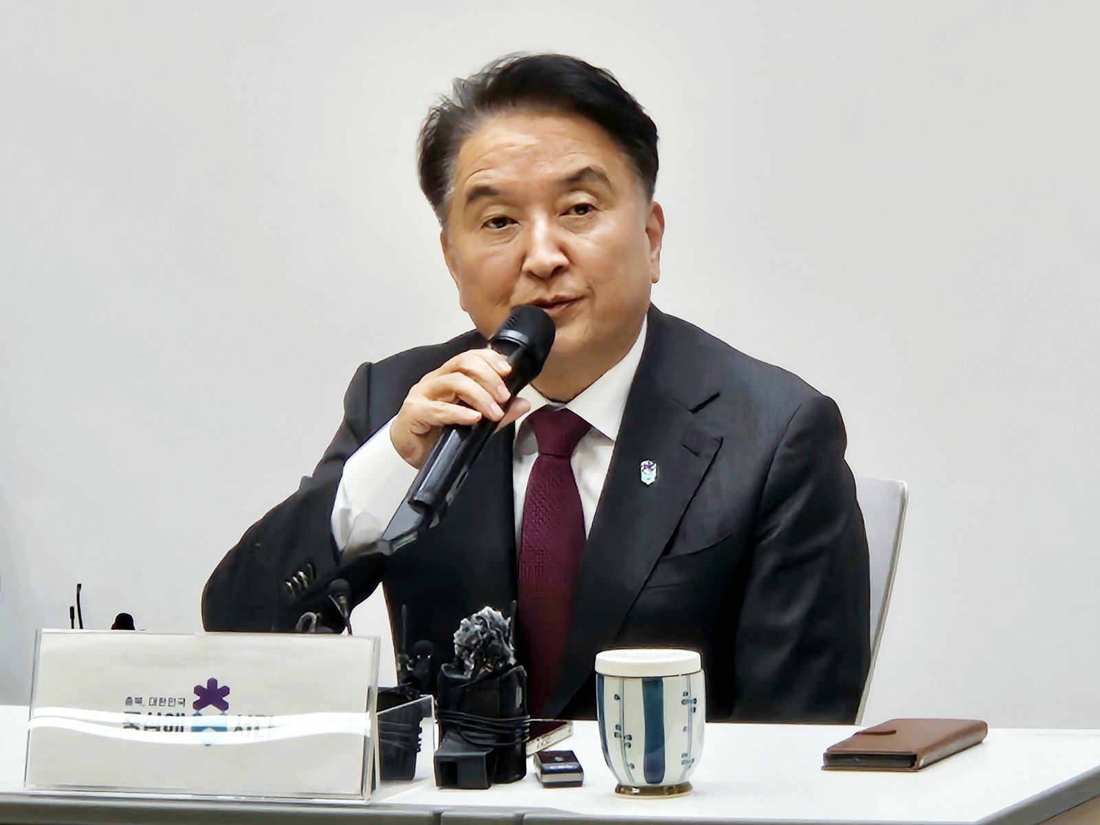 김영환 충북지사가 17일 청주시 상당구 문화동 충북도청 브리핑룸에서 국민의힘 공천관리위원회의 컷오프, 경찰의 사전 구속영장 신청과 관련한 입장을 밝히고 있다. 2026.03.17. 청주=뉴시스