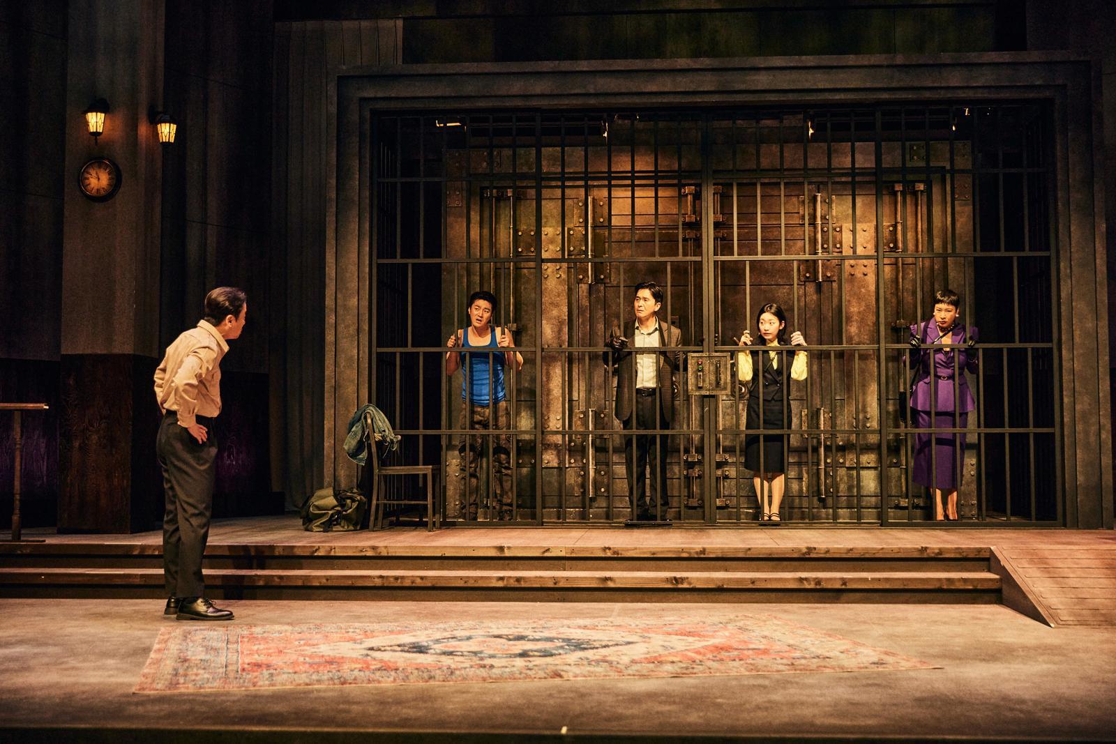 연극 ‘불란서 금고’에서 금고를 열기 위해 들어갔다 뜻밖의 인물과 마주친 일행들. 오른쪽부터 밀수꾼(정영주) 은행원(김슬기) 교수(장현성) 건달(최영준).   장차·파크컴퍼니 제공