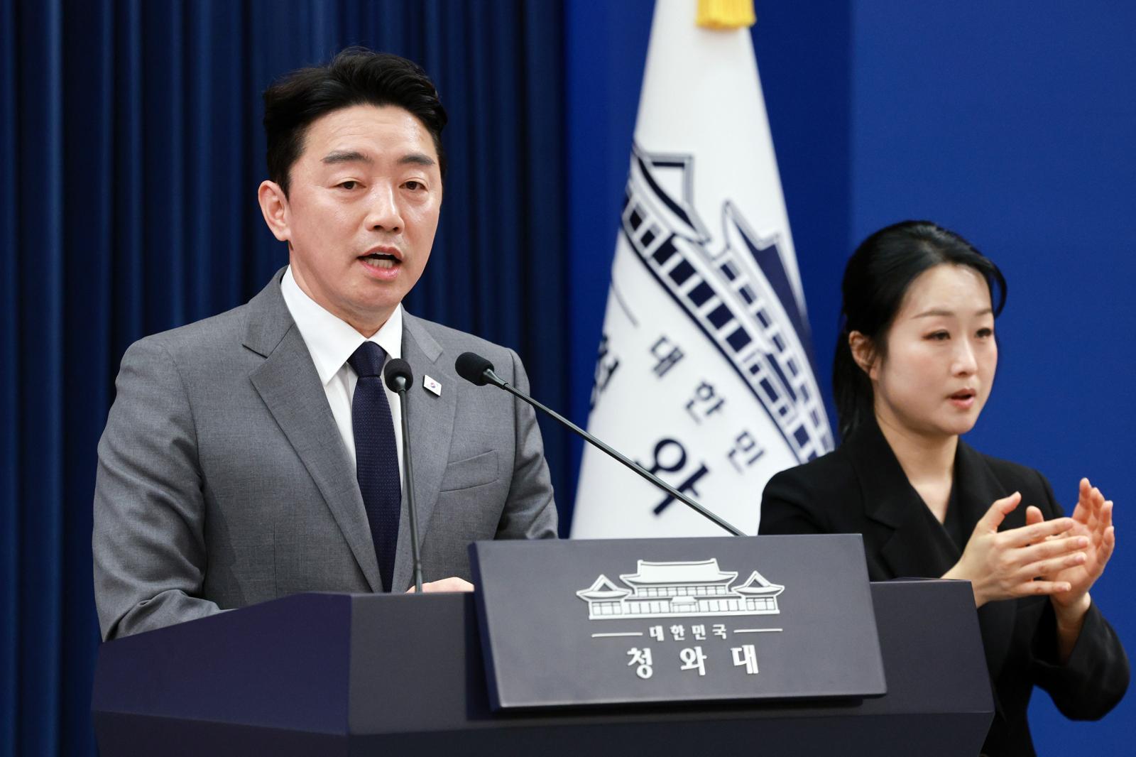 강훈식 비서실장이 18일 청와대 춘추관에서 전략경제협력 대통령 특사 활동 관련 UAE 방문 결과 브리핑을 하고 있다. 2026.03.18. 뉴시스