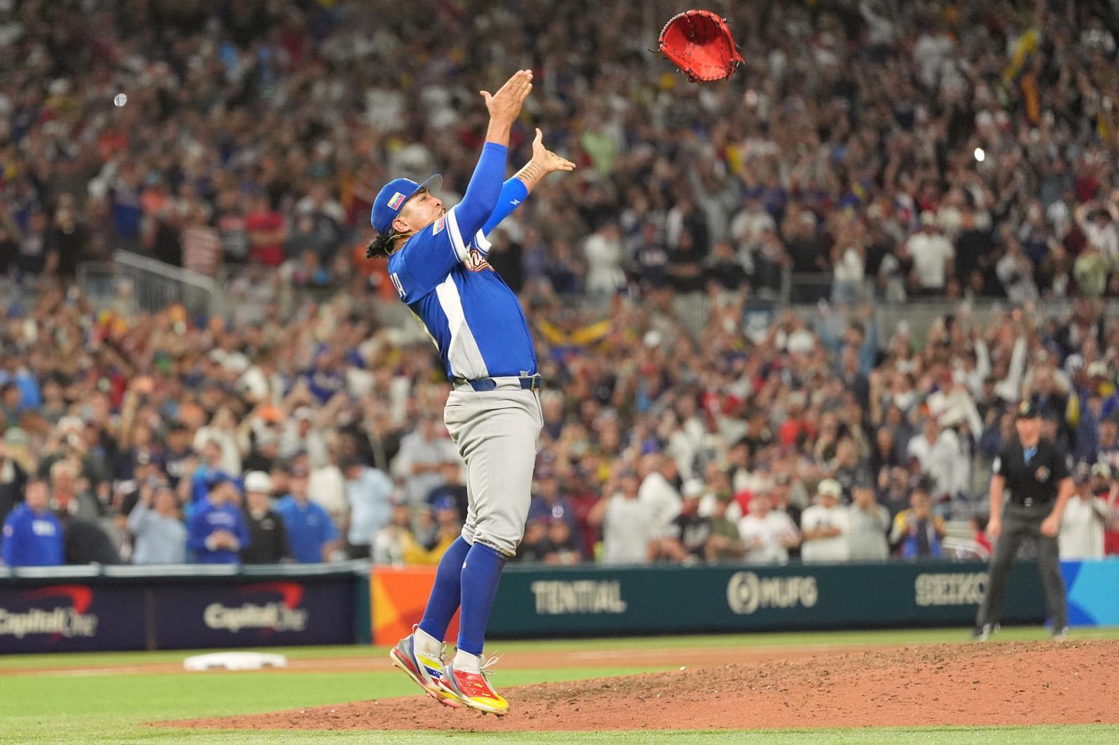 베네수엘라 마무리 투수 다니엘 팔렌시아가 18일 WBC 결승에서 9회말 마지막 타자 로먼 앤서니를 헛스윙 삼진으로 처리하고 우승을 확정한 후 글러브를 하늘로 던지며 환호하고 있다. 마이애미=AP뉴시스