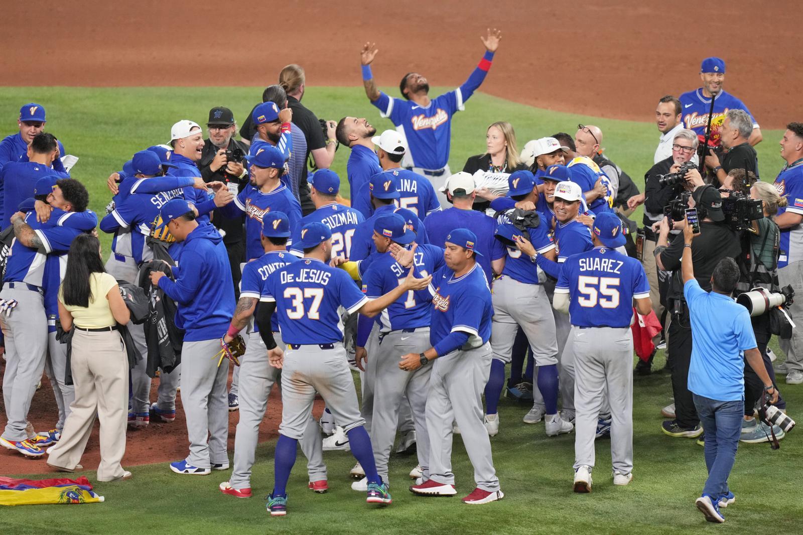 미국을 꺾고 WBC 첫 우승을 차지한 베네수엘라 선수들이 마운드로 몰려나와 우승을 자축하고 있다. 마이애미=AP뉴시스