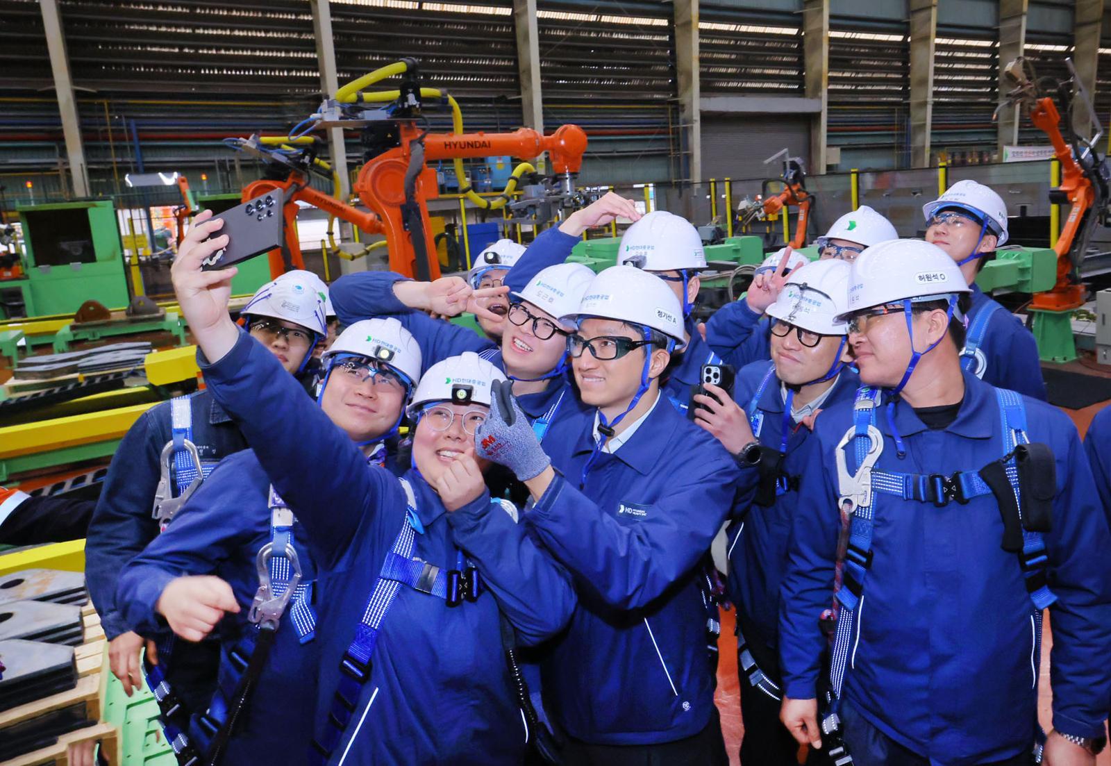 정기선 HD현대 회장이 16일 HD현대중공업 울산조선소 함정·중형선사업부를 방문해 직원들과 사진을 찍는 모습. HD현대 제공