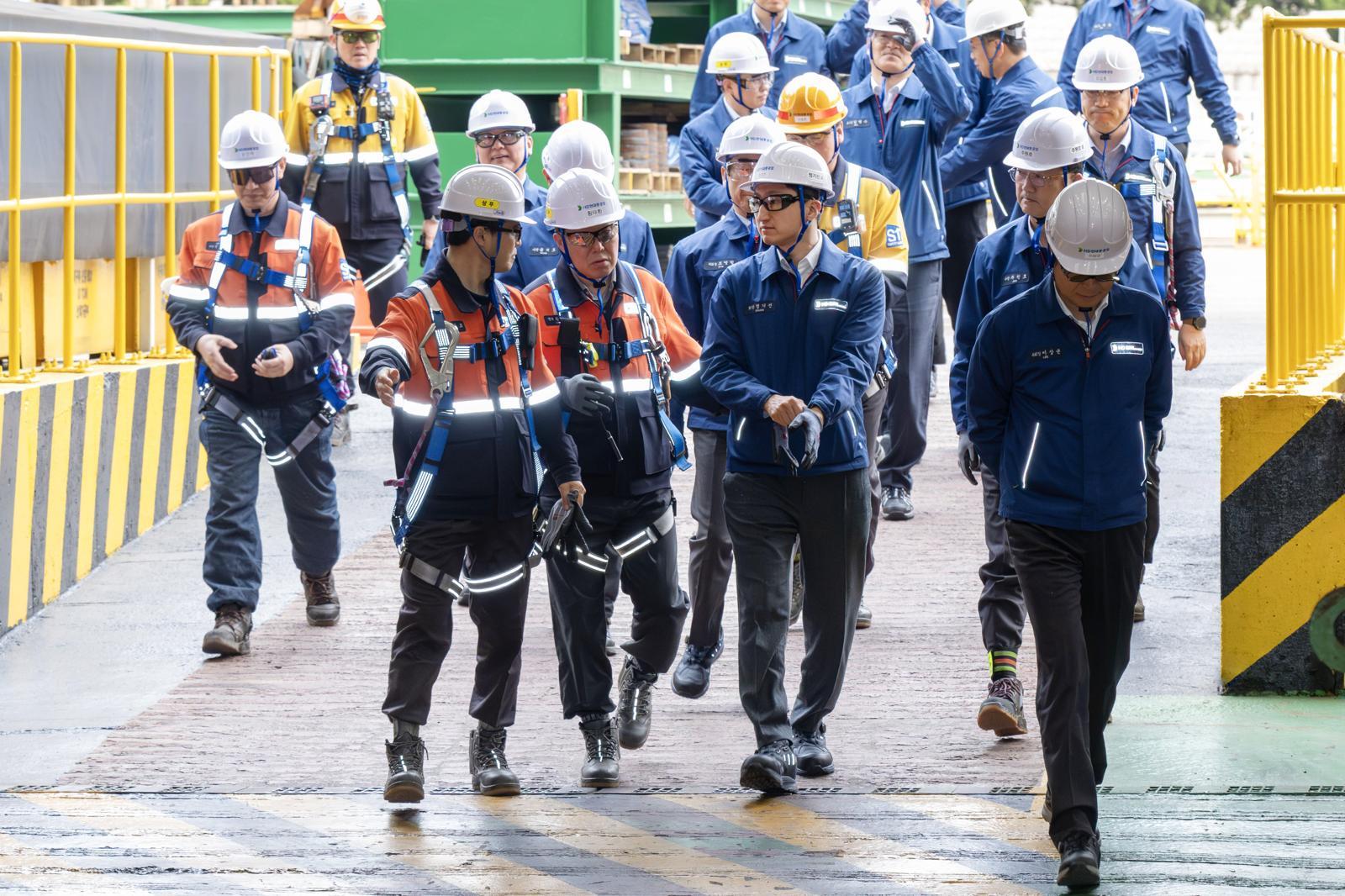 정기선 HD현대 회장이 16일 HD현대중공업 울산조선소 함정·중형선사업부를 방문한 모습. HD현대 제공