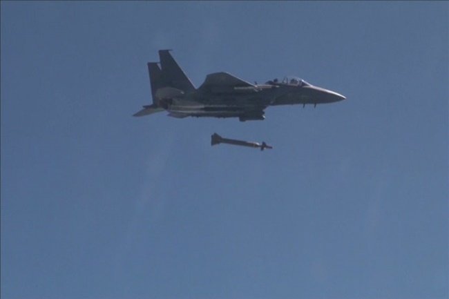 공군 F-15K가 GBU-28 벙커버스터를 투하하는 장면. 대한민국 공군 제공