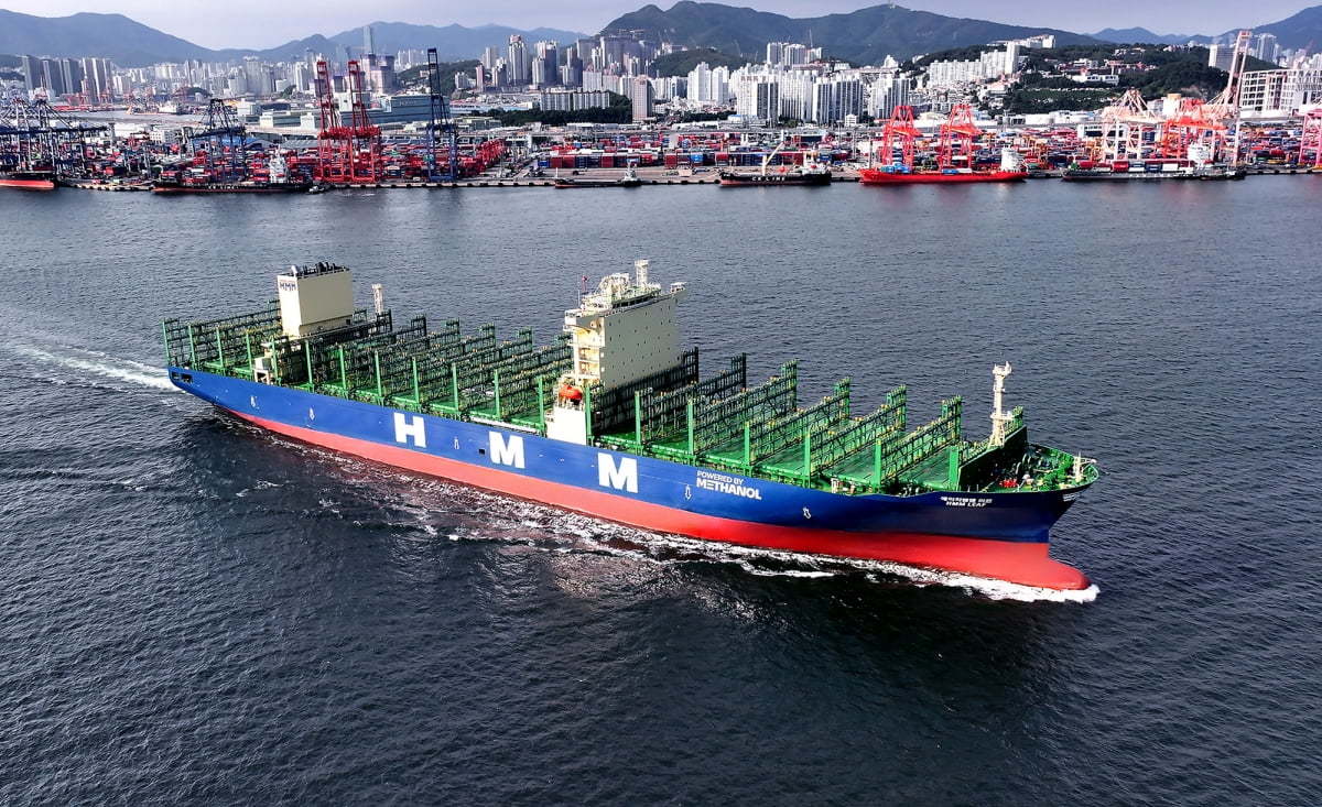 HJ중공업이 인도한 7700TEU급 LNG DF 컨테이너선. HJ중공업