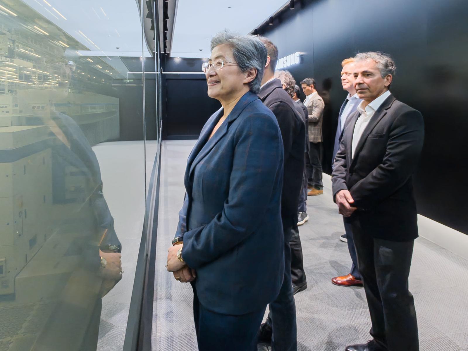 리사 수 AMD CEO가 18일 삼성전자 평택공장 내 마련된 시창 투어 라인에서 설비들을 둘러보고 있다. (삼성전자 제공) 2026.3.18
