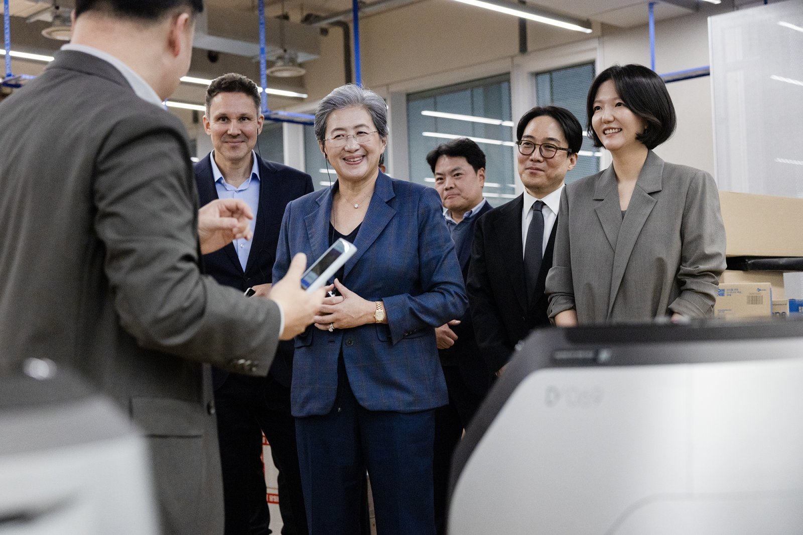 리사 수 AMD 최고경영자(가운데)가 18일 경기 성남시 네이버 1784 사옥에서 최수연 네이버 대표(오른쪽)와 함께 네이버의 디지털 트윈 기술과 관련된 설명을 듣고 있다. 네이버 제공