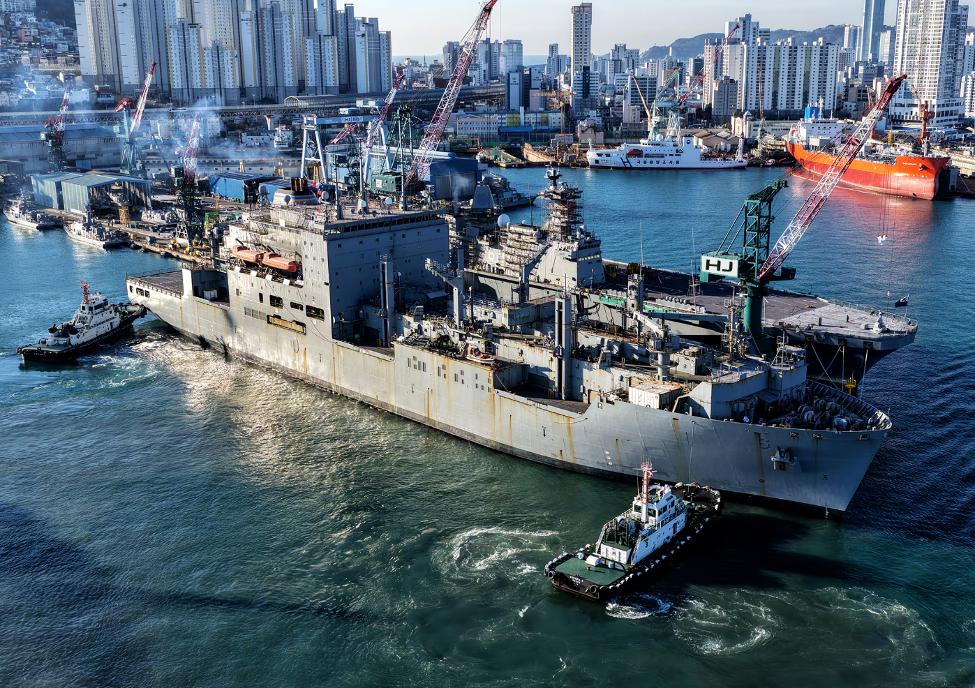 HJ중공업 영도조선소에 MRO를 위해 정박한 美 해군 4만t급 군수 지원함 ‘USNS 아멜리아 에어하트’. HJ중공업