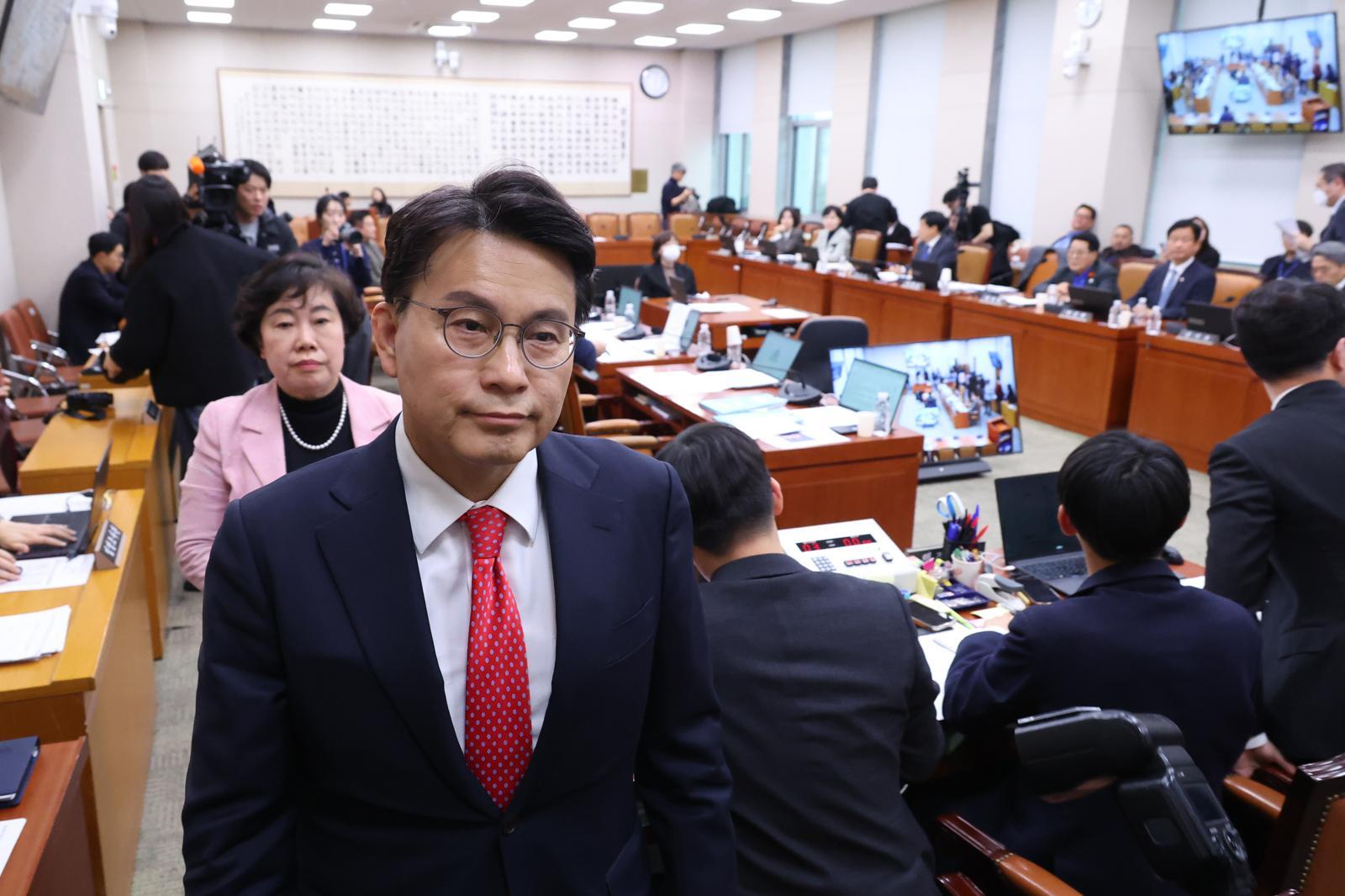 윤상현 의원을 비롯한 국민의힘 의원들이 18일 서울 여의도 국회에서 열린 법제사법위원회 전체회의에서 중대범죄수사청 조직 및 운영에 관한 법률안(대안)에 반발하며 퇴장하고 있다. 뉴스1