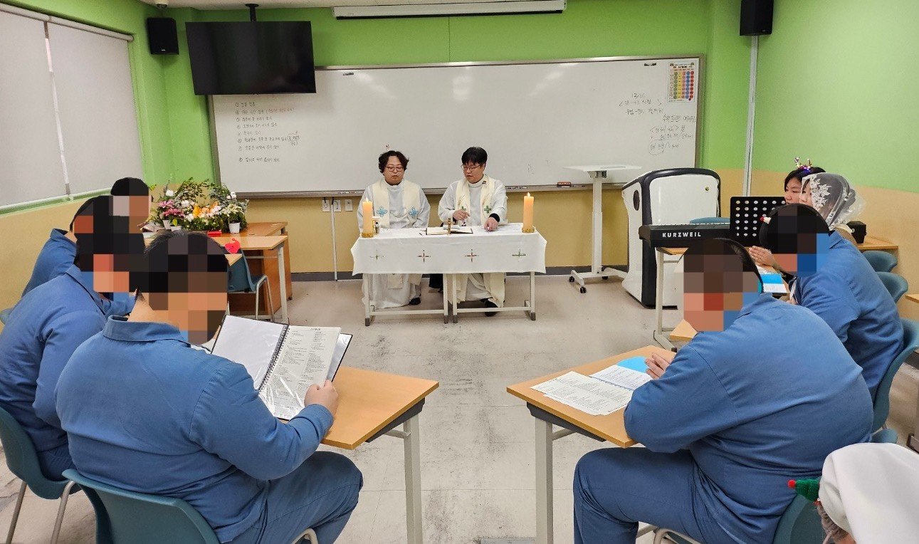 만델라 소년학교에서 종교 수업을 진행하고 있는 정민하 신부(오른쪽)와 이승민 신부. 정 신부는 “처벌 강화보다 더 중요한 건 피해자에 대한 보호와 치유·치료, 경제적 지원과 교정·교화 시스템 개선”이라며 “이번 촉법소년과 관련한 공론화 과정이 단순한 연령 하향을 넘어 소년수의 재범 가능성을 줄이고 건전한 사회 구성원으로 돌아갈 수 있는 사회를 만드는 계기가 됐으면 한다”라고 말했다. 정민하 신부 제공