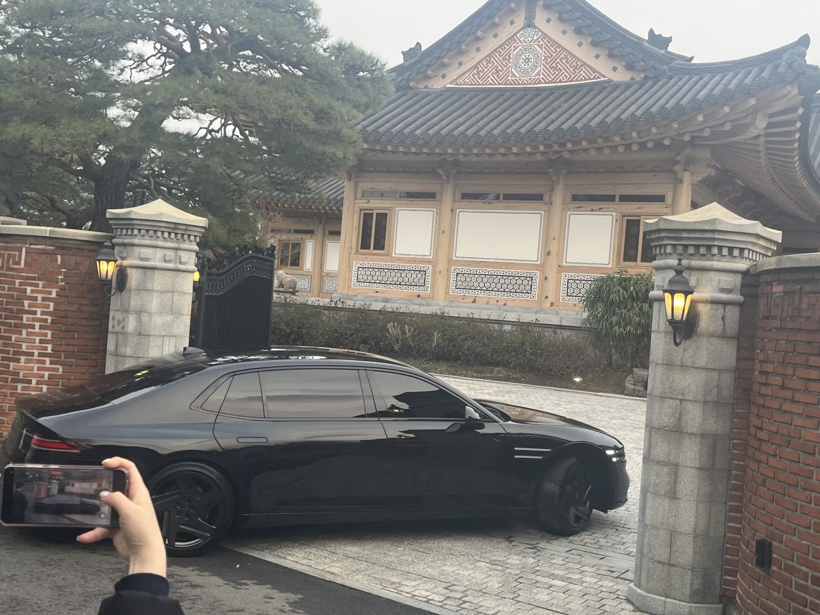 이재용 삼성전자 회장이 18일 리사 수 AMD 최고경영자와의 만찬을 위해 서울 용산구 한남동 소재 승지원으로 향하고 있다. 사진은 이재용 회장이 탑승한 차량.ⓒ 뉴스1/