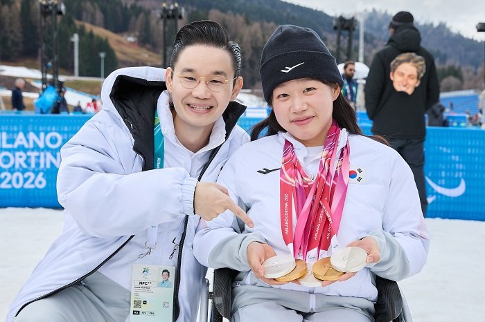배동현 회장(왼쪽)과 김윤지 선수가 기념 촬영을 하고 있다. 사진=BDH재단