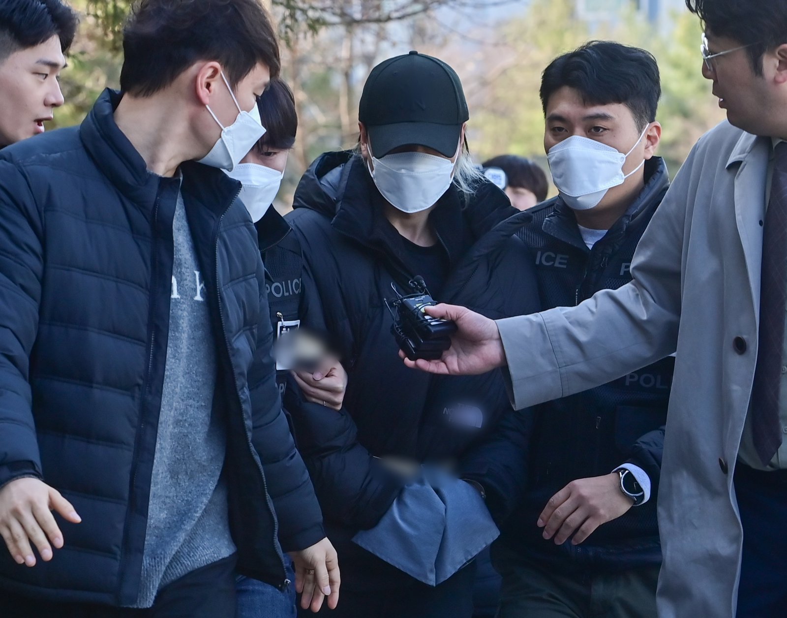세 살배기 딸을 학대해 숨지게 한 30대 여성 A 씨를 도와 시신을 야산에 유기한 혐의를 받고 있는 30대 남성 B 씨가 19일 경기 안산시 단원구 수원지방법원 안산지원에서 열린 구속 전 피의자 심문(영장실질심사)에 출석하고 있다.  (공동취재) 2026.3.19 ⓒ 뉴스1