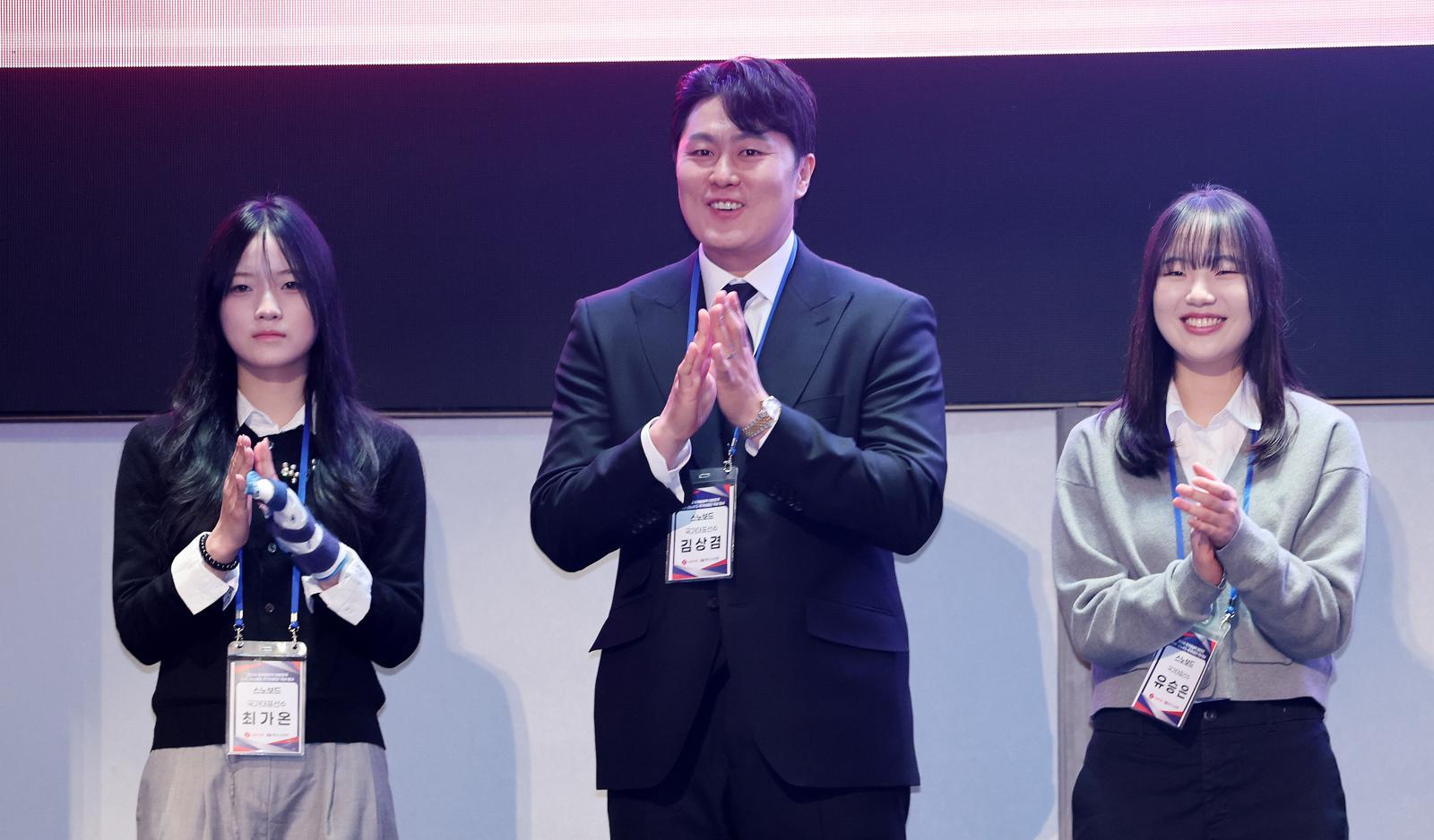 19일 서울 송파구 시그니엘 서울에서 열린 스키·스노보드 국가대표 격려행사에서 포상금을 받은 2026 밀라노-코르티나담페초 올림픽 스노보드 메달리스트. 왼쪽부터 하프파이프 최가온, 평행대회전 김상겸, 빅에어 유승은. 뉴스1