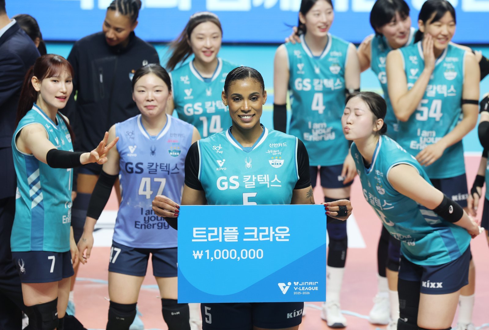 18일 오후 서울 중구 장충체육관에서 열린 2025-2026 프로배구 V리그 여자부 GS칼텍스와 현대건설의 경기에서 세트스코어 3-0으로 승리하며 준플레이오프 진출을 확정지은 GS칼텍스 실바가 트리플 크라운 달성 상금을 받고 기념촬영 하고 있다. 2026.3.18. 뉴스1