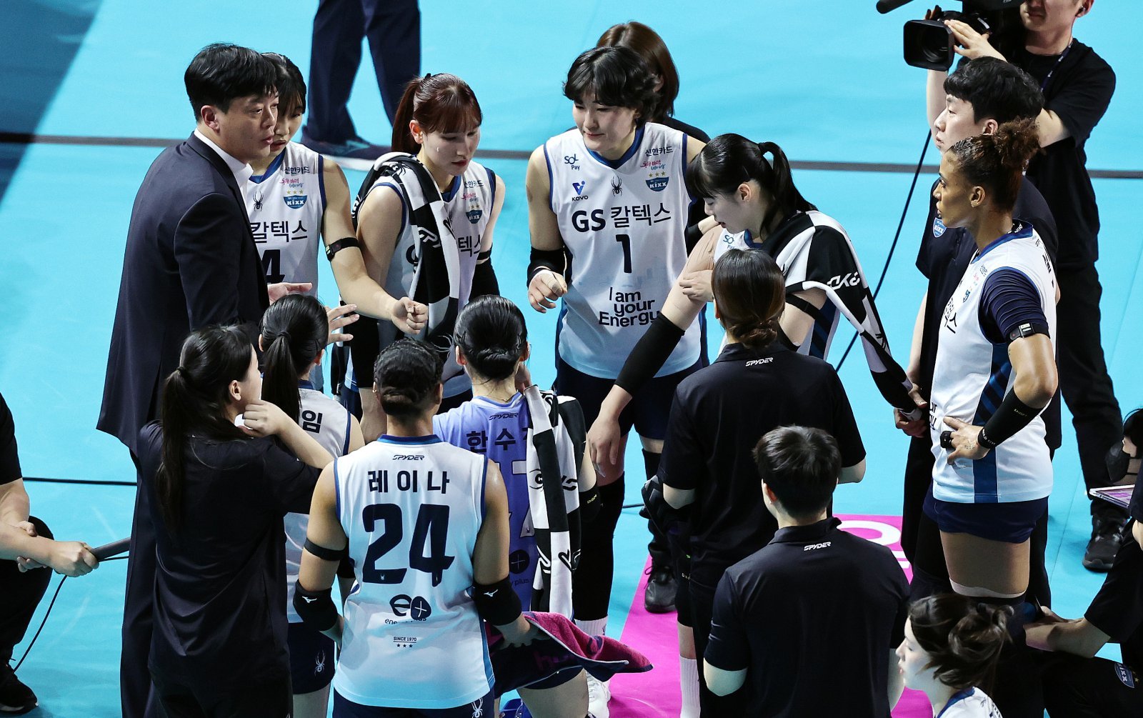 GS칼텍스 이영택 감독이 26일 오후 인천 삼산월드체육관에서 열린 프로배구 ‘진에어 2025-26 V-리그’ 여자부 흥국생명과 GS칼텍스의 경기에서 선수들에게 지시하고 있다. 2026.2.26. 뉴스1