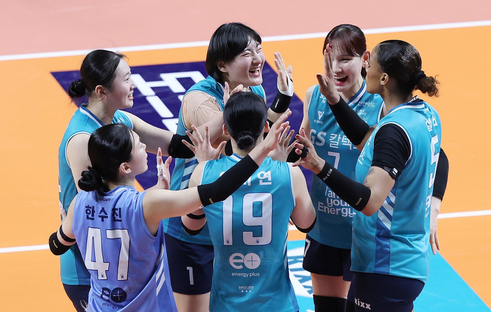 18일 오후 서울 중구 장충체육관에서 열린 2025-2026 프로배구 V리그 여자부 GS칼텍스와 현대건설의 경기에서 GS칼텍스 선수들이 득점에 성공한 뒤 함께 기뻐하고 있다. 2026.3.18. 뉴스1