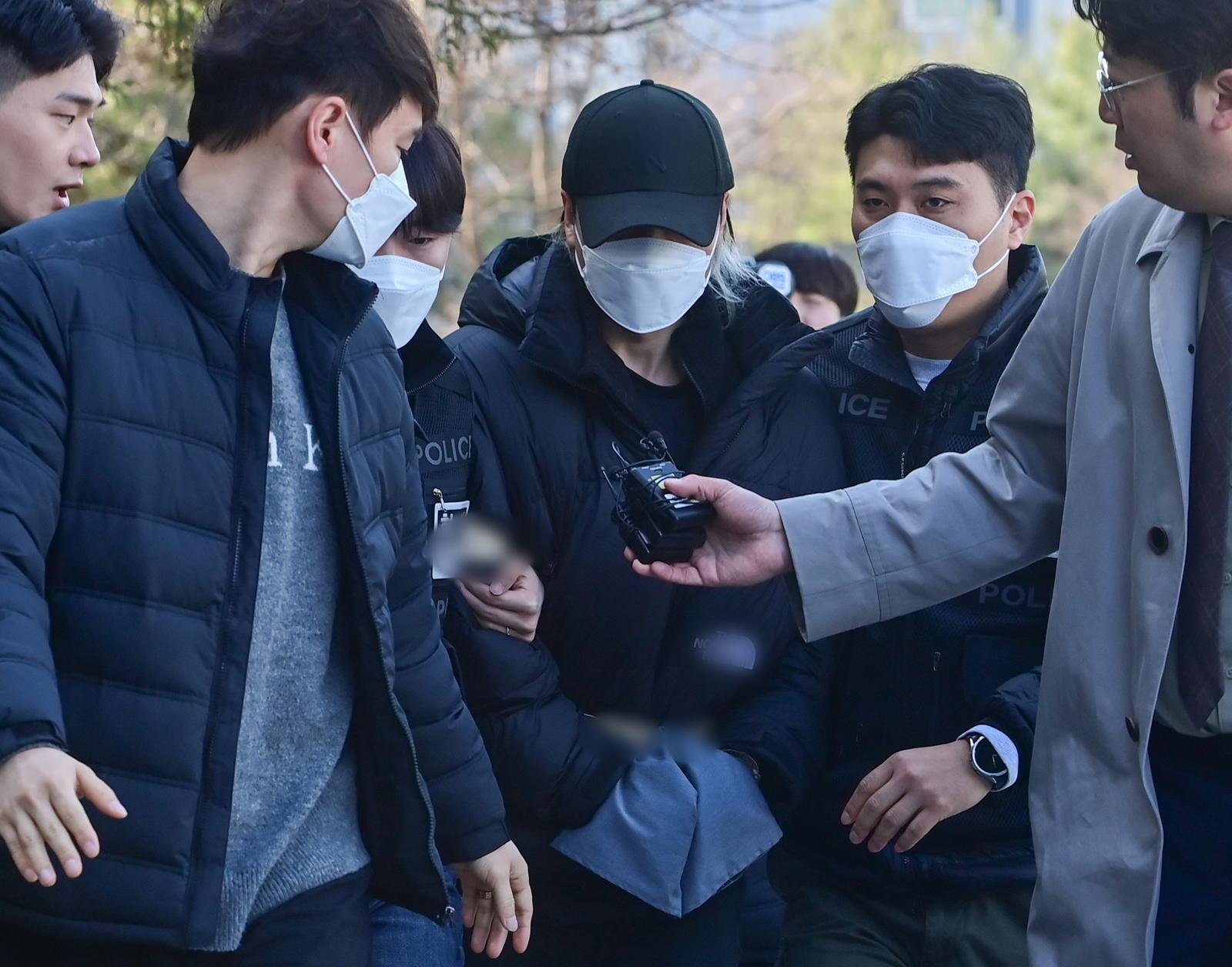 세 살배기 딸을 학대해 숨지게 한 30대 여성 A 씨를 도와 시신을 야산에 유기한 혐의를 받고 있는 30대 남성 B 씨가 19일 경기 안산시 단원구 수원지방법원 안산지원에서 열린 구속 전 피의자 심문(영장실질심사)에 출석하고 있다.  (공동취재) 뉴스1