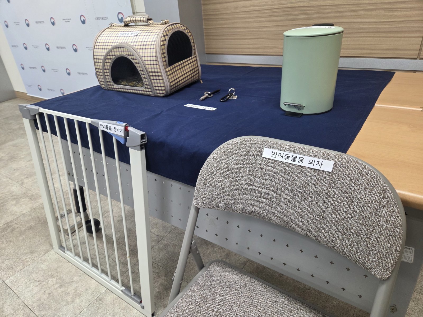 19일 서울지방식약청에서 열린 반려동물 동반출입 음식점 제도 안정 정착을 위한 브리핑‘에서 반려동물 케이지 및 의자 등 시설이 전시돼 있다. 2026.3.19/뉴스1