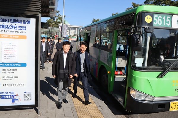 한국교육시설안전원 허성우 이사장(왼쪽)과 이병호 본부장이 19일 에너지 위기 극복을 위해 대중교통 이용 활성화 캠페인을 전개하고 있다. 사진 제공=한국교육시설안전원