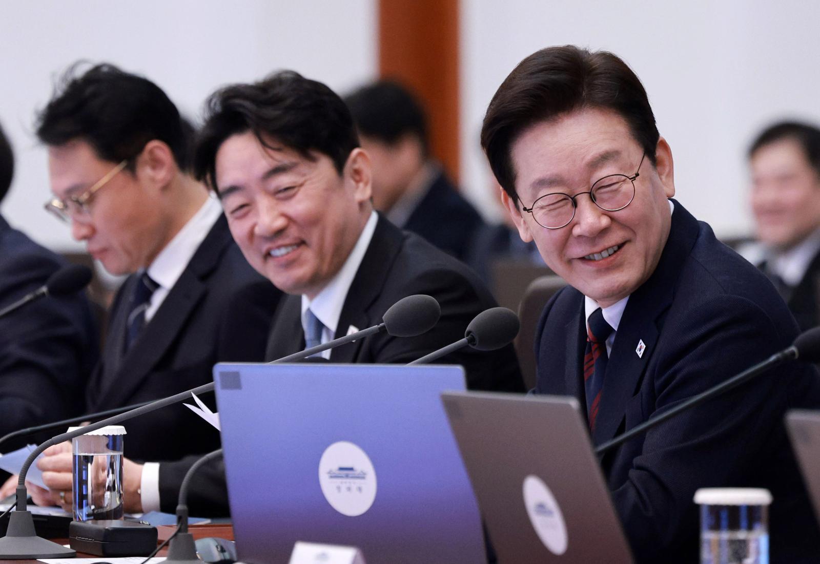 李 “한방울의 석유 확보 절실…고생한 강훈식 표창 드릴까?”