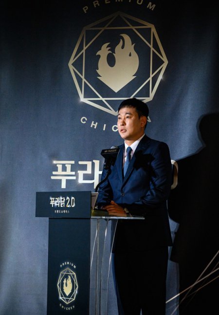 푸라닭은 ‘치킨, 요리가 되다’라는 슬로건을 바탕으로 메뉴 개발을 이어왔으며, 2025년 ‘푸라닭 2.0’ 비전을 발표하고 프리미엄 이미지 강화 전략을 추진해왔다. 사진은 장성식 대표가 ‘푸라닭 2.0’ 비전을 발표하는 모습.