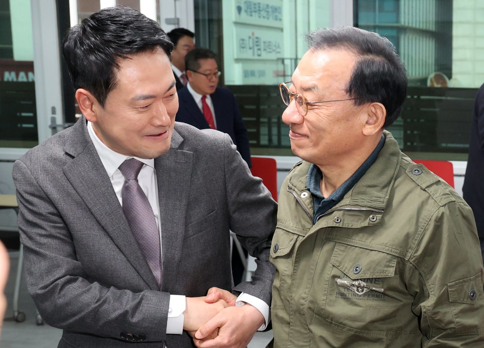 장동혁 국민의힘 대표와 이정현 공천관리위원장(오른쪽)이 지난달 23일 서울 영등포구 여의도 국민의힘 중앙당사에서 열린 ‘제9회 전국동시지방선거 중앙당 공천관리위원회 공천 혁신 서약식’을 마치고 악수하며 퇴장하고 있다.  뉴스1